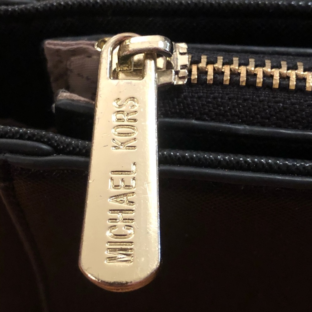 Michael Kors black crossbody with gold details - Picture 4 of 12